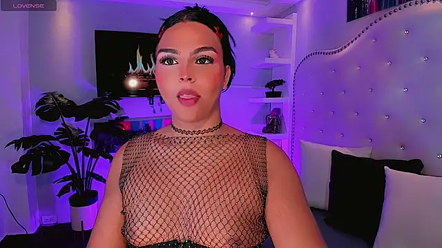 Maia Hotts online show from July 28, 8:01 pm
