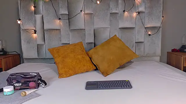 AnnieRouse   online show from April 14, 11:43 am