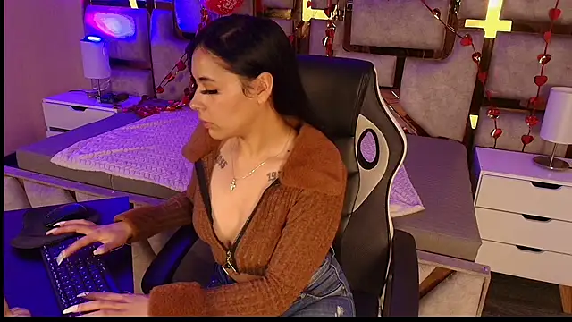 cristal  violetaa online show from February 21, 4:24 am