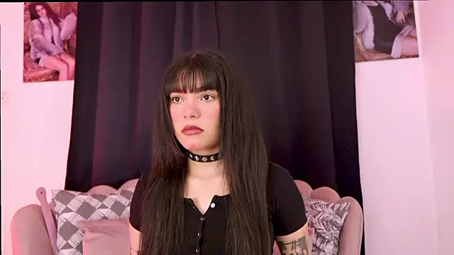 dakotacollins  online show from May 18, 1:26 am