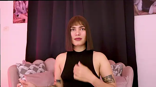 dakotacollins  online show from June 11, 1:38 am