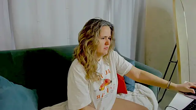 LilyBel online show from April 17, 8:05 am