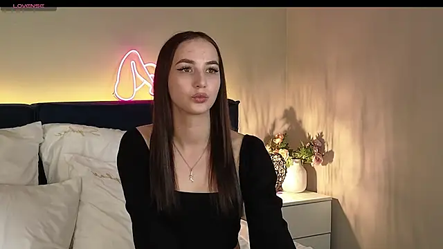 KiraLoo online show from February 25, 3:21 pm