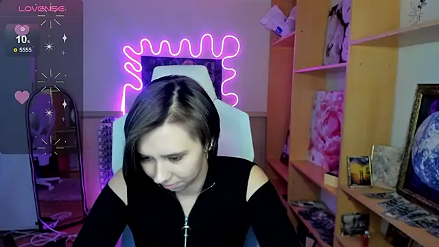 Scarlet Sirenn online show from February 7, 10:30 am