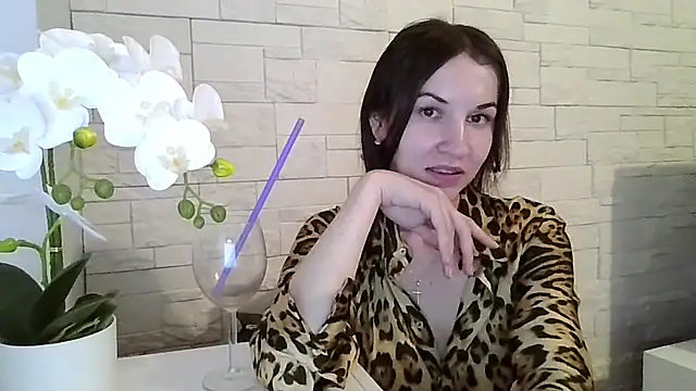 JuliaLovely online show from June 5, 6:36 pm