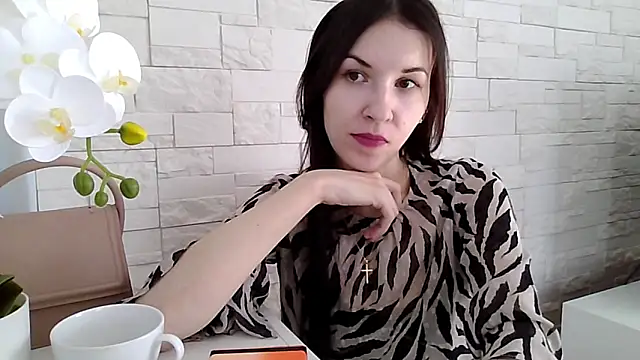 JuliaLovely online show from April 6, 1:45 pm