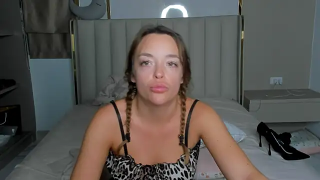 stellaa quenn online show from April 16, 1:11 pm