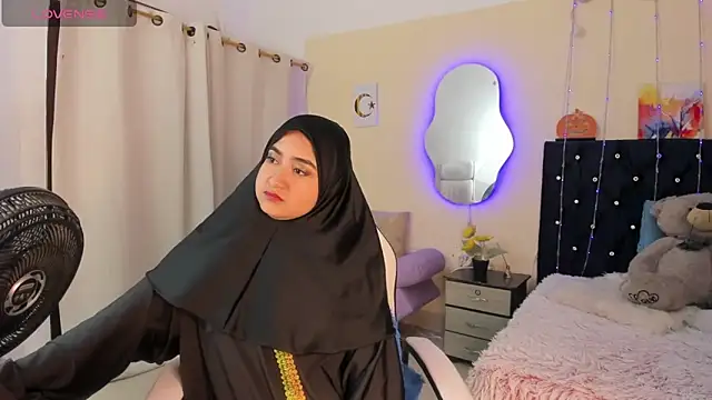 SamiraAwada online show from April 14, 7:36 pm