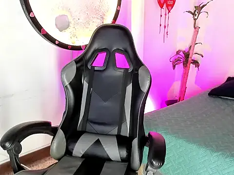 Miaa-Foxx online show from April 25, 8:06 pm