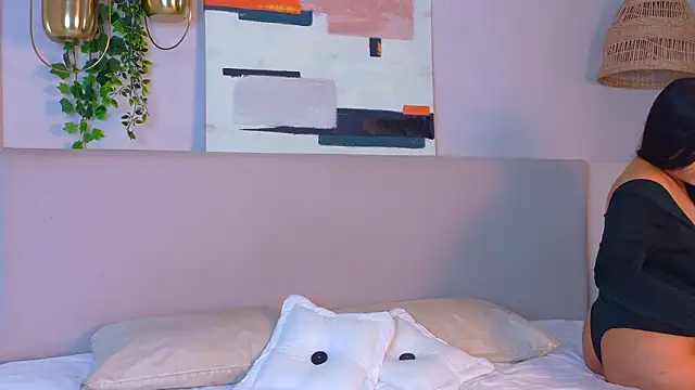 VioletBloomm online show from February 3, 11:59 am