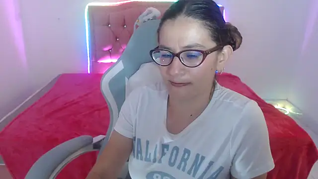 snowhot-69 online show from March 31, 1:05 am