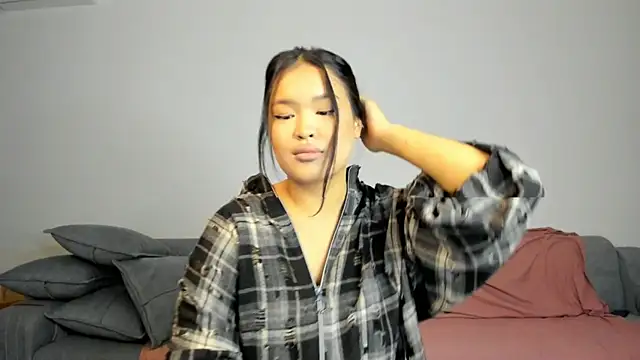 luna yum online show from February 8, 2:21 pm