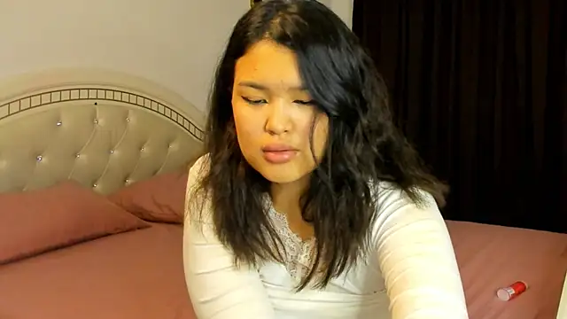 luna yum online show from February 13, 7:59 pm