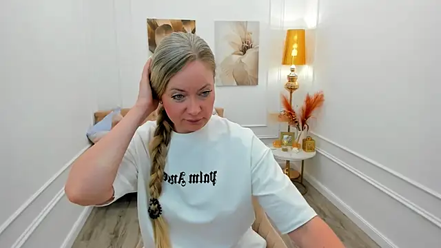 CharlotteKerti online show from June 19, 12:30 pm