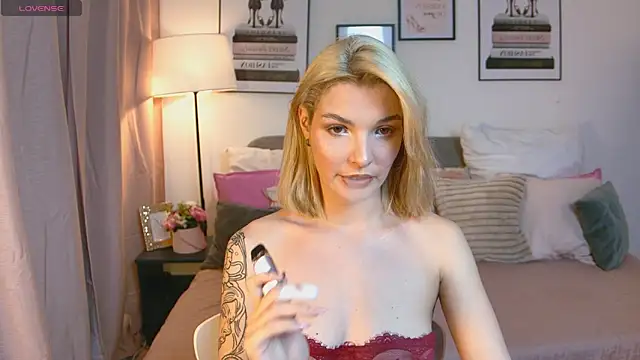 SinLuna  online show from June 15, 3:45 pm