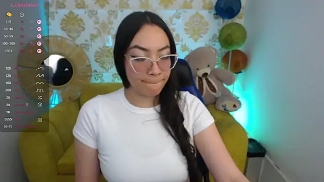 ALISS M  online show from April 9, 8:03 pm