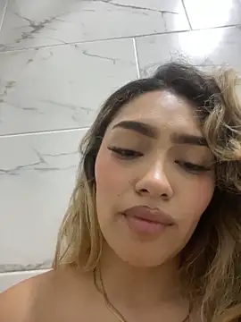 Maddy Beluci online show from May 16, 12:24 am