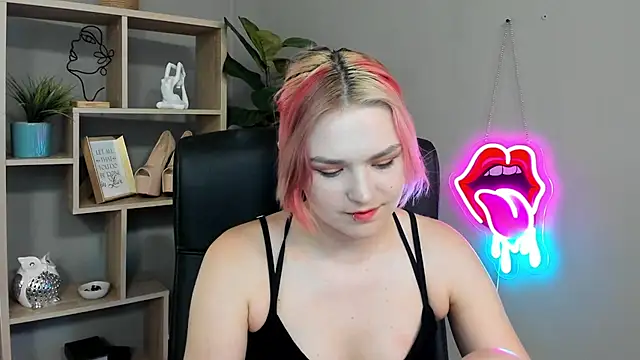 SweetLilyxo online show from June 24, 1:32 pm