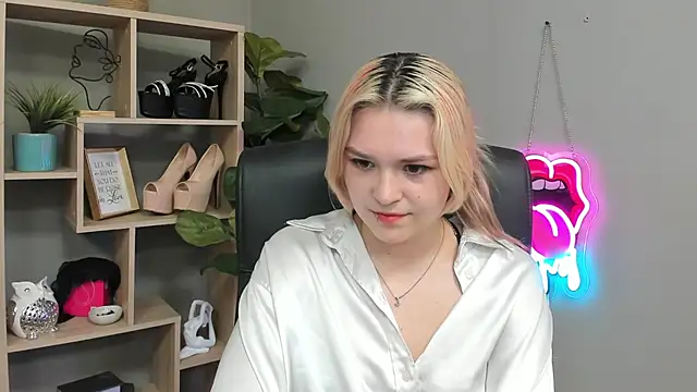 SweetLilyxo online show from July 22, 1:45 pm