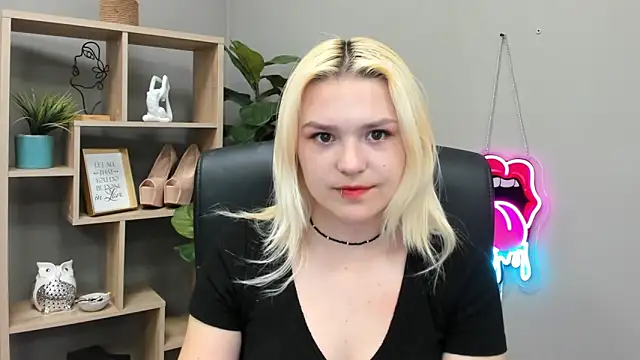 SweetLilyxo online show from June 2, 1:45 pm