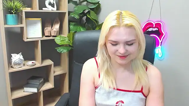 SweetLilyxo online show from March 27, 8:05 am