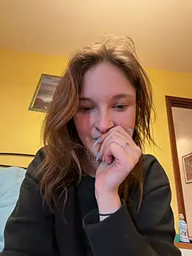 ViviLuu online show from April 8, 5:26 pm