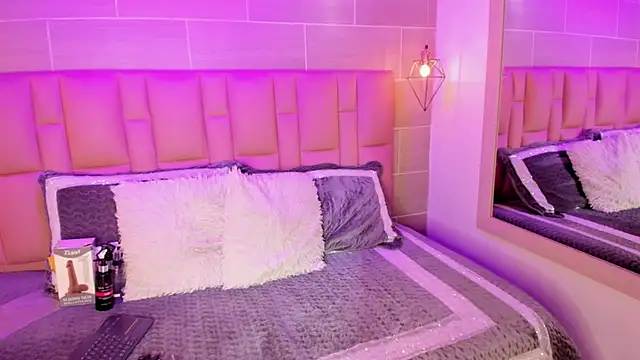 Naomi-Thompson online show from March 1, 8:30 pm