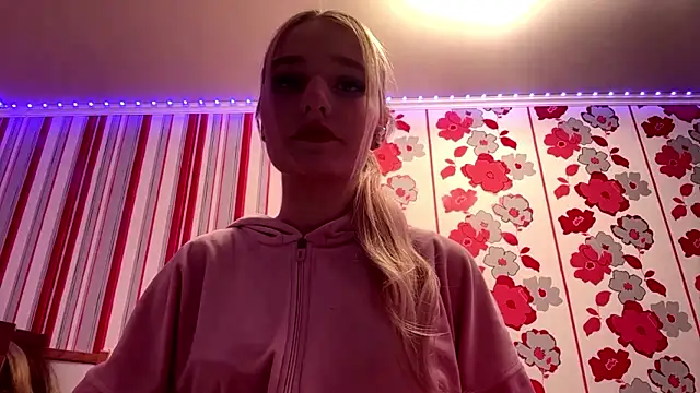 MiaBerlateen online show from February 11, 3:02 pm