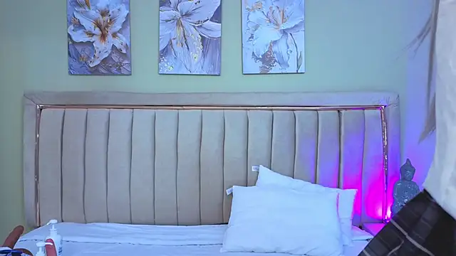 Mia Naive online show from April 16, 12:05 pm