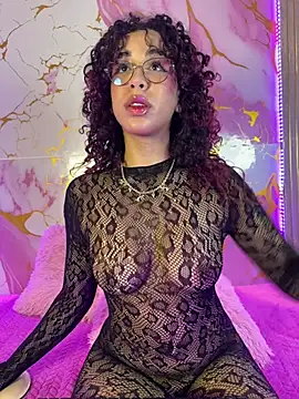 Woo isDaphne online show from March 5, 11:11 pm