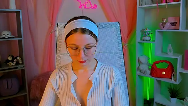 ElliFrankenweenie online show from March 12, 7:22 am