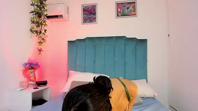 afroditaevans  online show from March 7, 5:42 pm