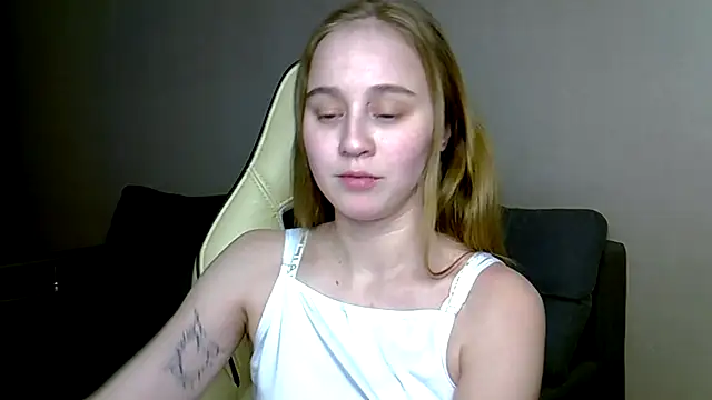 christimontero online show from February 27, 6:19 pm