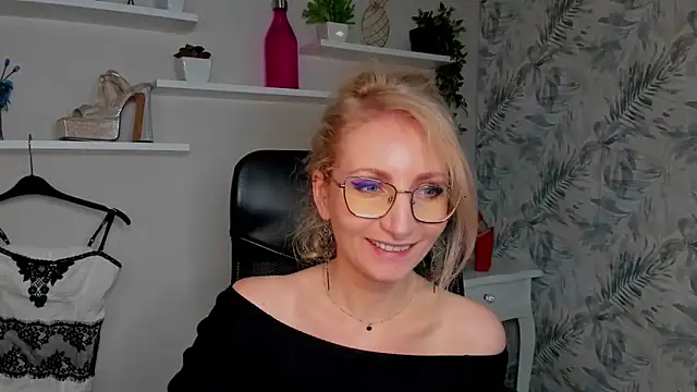 CinderellaMoon online show from March 23, 6:19 am