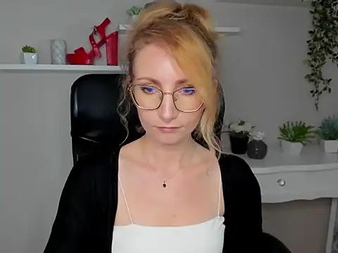 CinderellaMoon online show from March 11, 6:39 am