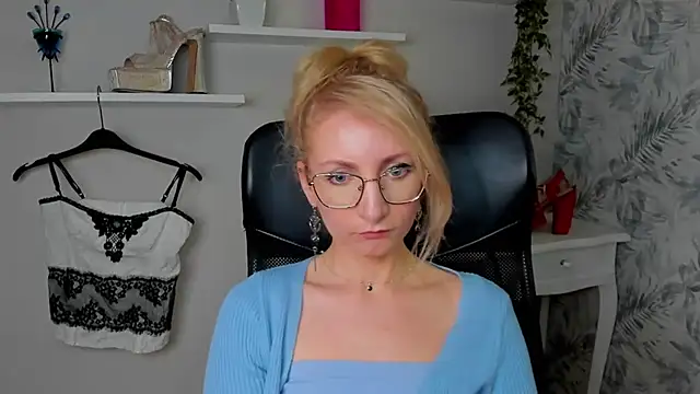 CinderellaMoon online show from March 27, 6:59 am