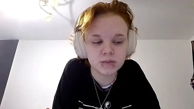 CurlaPettyBom online show from February 27, 8:47 am