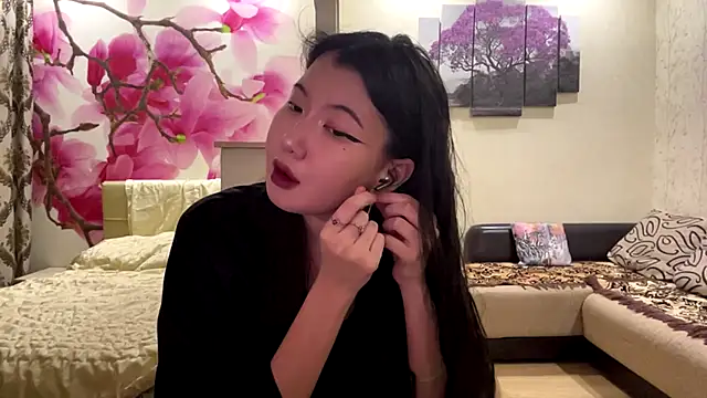 MaeRaads online show from April 1, 6:05 pm