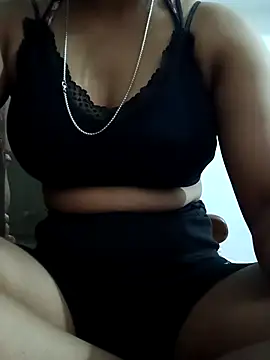 YOURSARAA online show from March 12, 1:25 pm