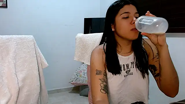 MiaDiamontLatin online show from May 15, 2:38 am