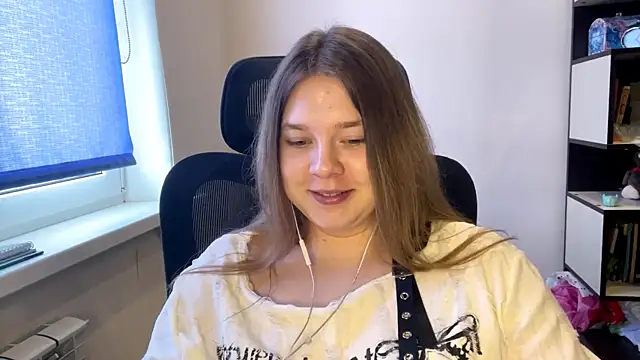 TomikoPfau online show from March 24, 10:09 am