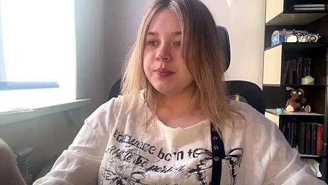 TomikoPfau online show from April 16, 2:06 pm