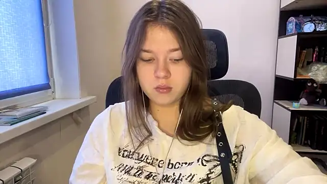 TomikoPfau online show from March 2, 7:37 am