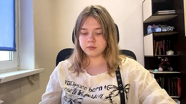 TomikoPfau online show from April 13, 2:29 pm