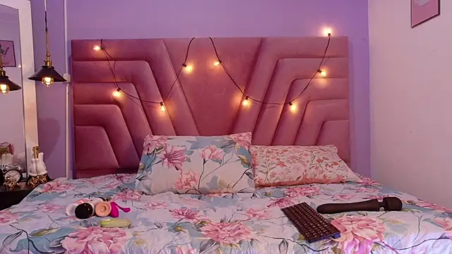 naughtyyindiann online show from April 15, 2:45 am