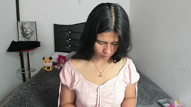 LatinaQueen23 online show from April 11, 2:10 pm
