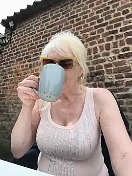 Heidiblueeyes online show from May 31, 11:16 am