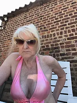 Heidiblueeyes online show from May 28, 1:20 pm