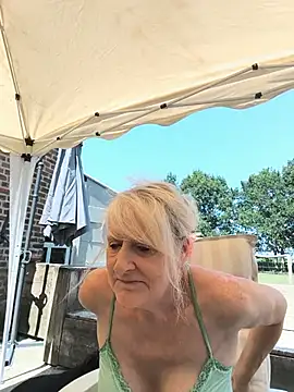 Heidiblueeyes online show from July 14, 11:05 am