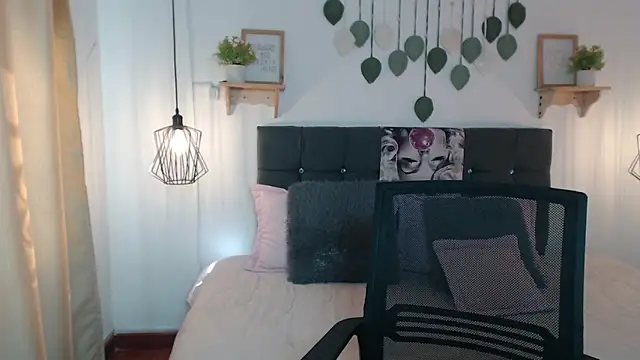 Emma hassani online show from April 10, 2:12 pm